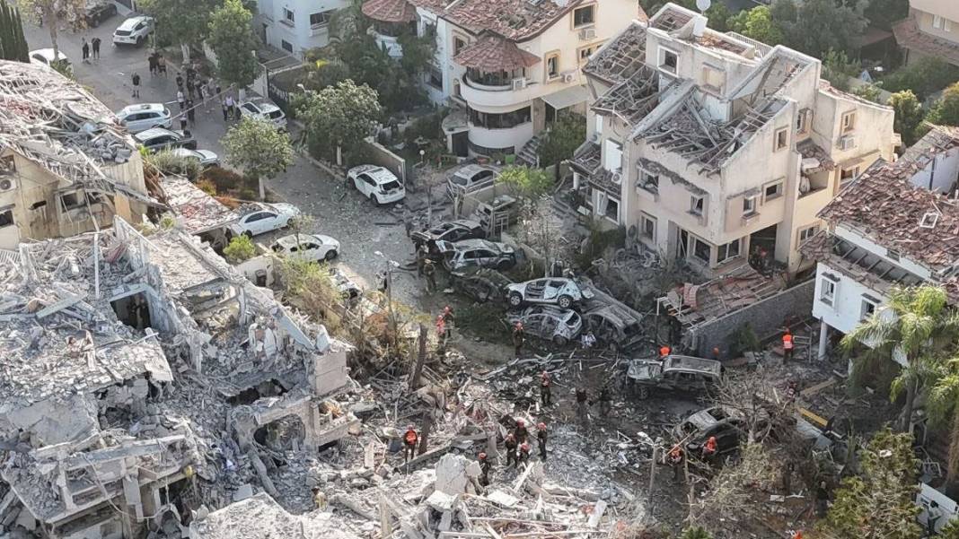 İran’ın füzeleri Tel Aviv’i vurdu: Enkaz havadan görüntülendi 7
