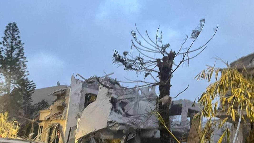 İran’ın füzeleri Tel Aviv’i vurdu: Enkaz havadan görüntülendi 6