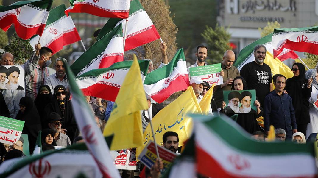 Binlerce kişi sokağa döküldü: İran'da ateşkes sonrası 'zafer' kutlaması 7