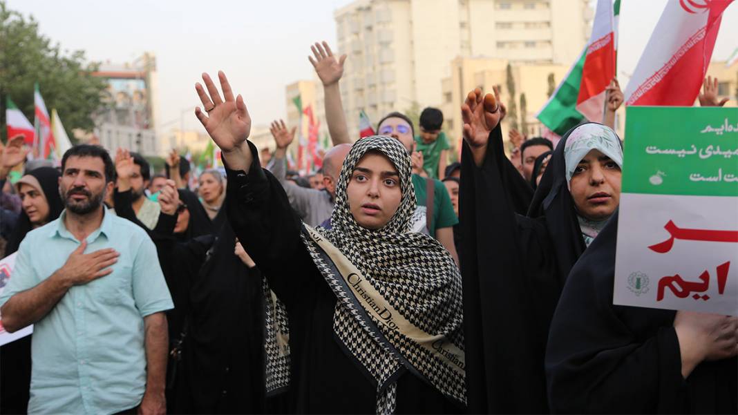 Binlerce kişi sokağa döküldü: İran'da ateşkes sonrası 'zafer' kutlaması 8