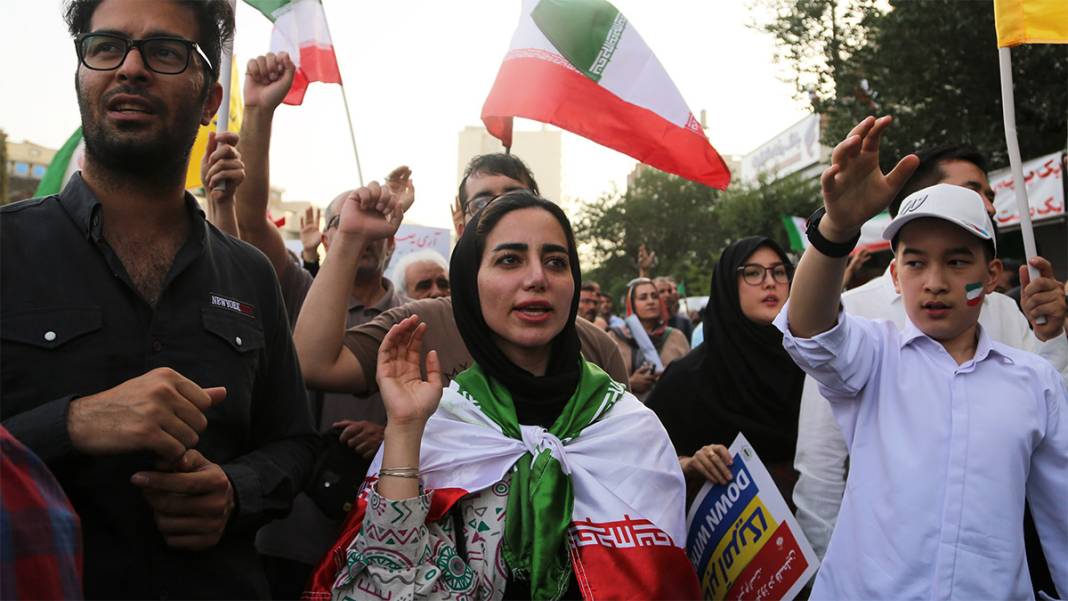 Binlerce kişi sokağa döküldü: İran'da ateşkes sonrası 'zafer' kutlaması 9