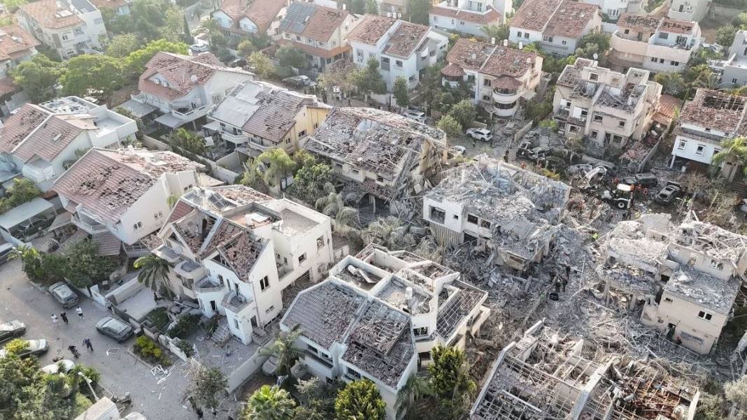 İran’ın füzeleri Tel Aviv’i vurdu: Enkaz havadan görüntülendi 3