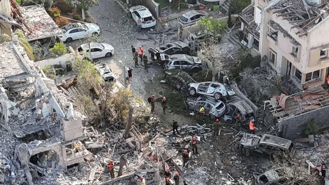 İran’ın füzeleri Tel Aviv’i vurdu: Enkaz havadan görüntülendi 1