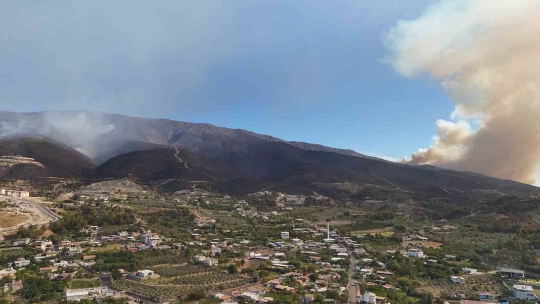 Hatay alevlere teslim: Bin 800 kişi tahliye edildi, yangın bölgesi havadan görüntülendi 11