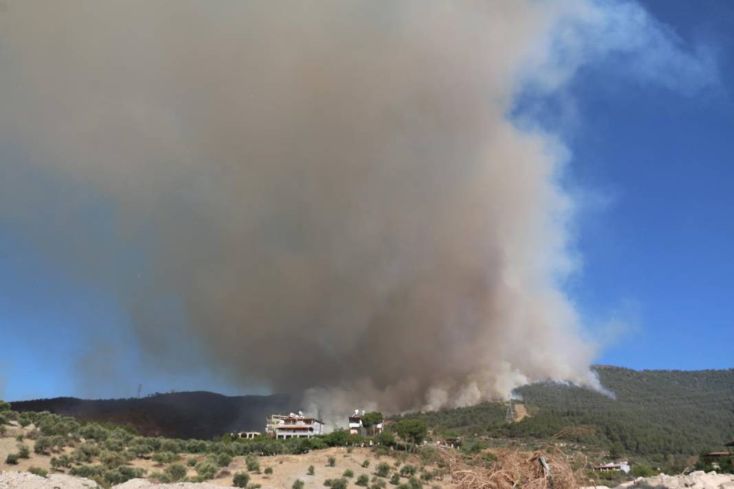 Hatay alevlere teslim: Bin 800 kişi tahliye edildi, yangın bölgesi havadan görüntülendi 12