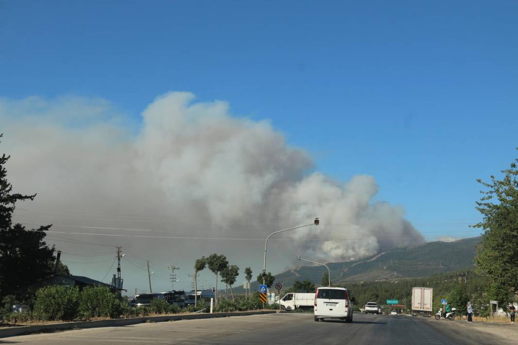 Hatay alevlere teslim: Bin 800 kişi tahliye edildi, yangın bölgesi havadan görüntülendi 10