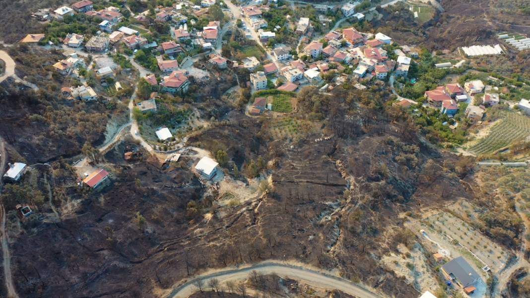 Hatay alevlere teslim: Bin 800 kişi tahliye edildi, yangın bölgesi havadan görüntülendi 1