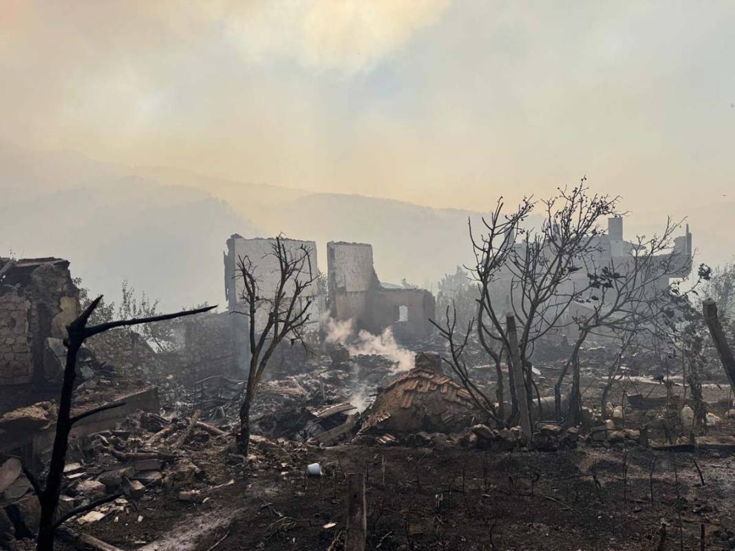 Sakarya’da yangın felaketi: Üç ev tamamen yok oldu 11