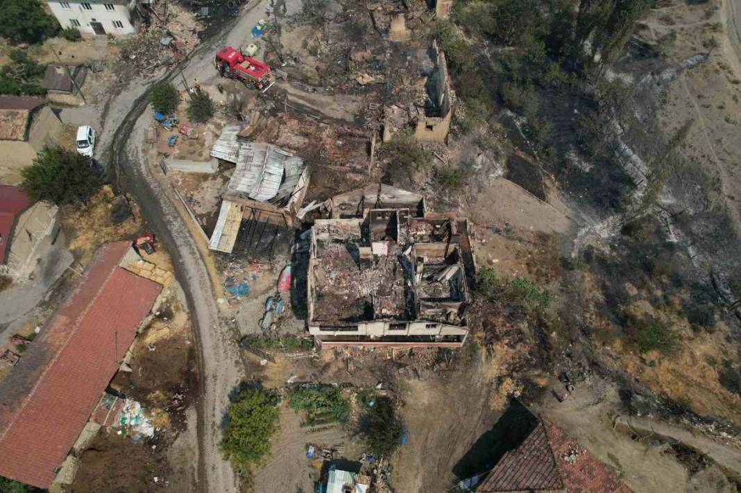 Sakarya’da yangın felaketi: Üç ev tamamen yok oldu 2