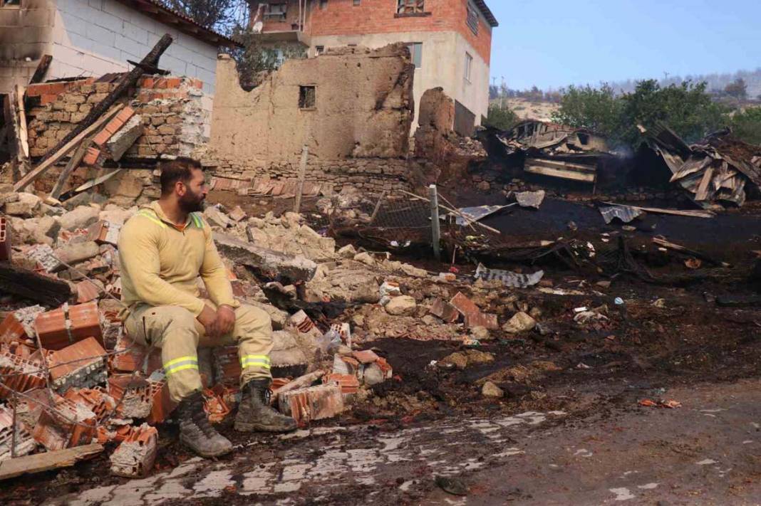 Sakarya’da yangın felaketi: Üç ev tamamen yok oldu 5