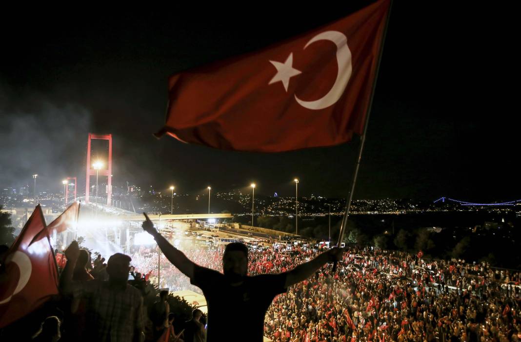 İşte 15 Temmuz’da hafızalara kazınan fotoğraflar: Üzerinden tam dokuz yıl geçti 15