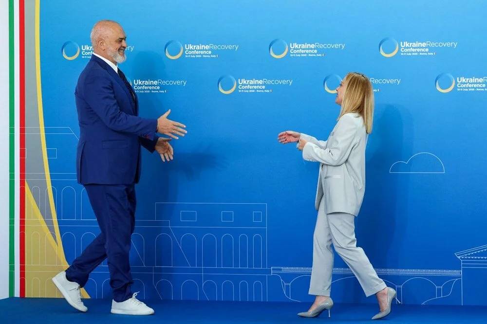 Roma'daki Ukrayna Konferansı'nda dikkat çeken selamlaşma: Rama, Meloni'nin karşısında bir kez daha diz çöktü 5