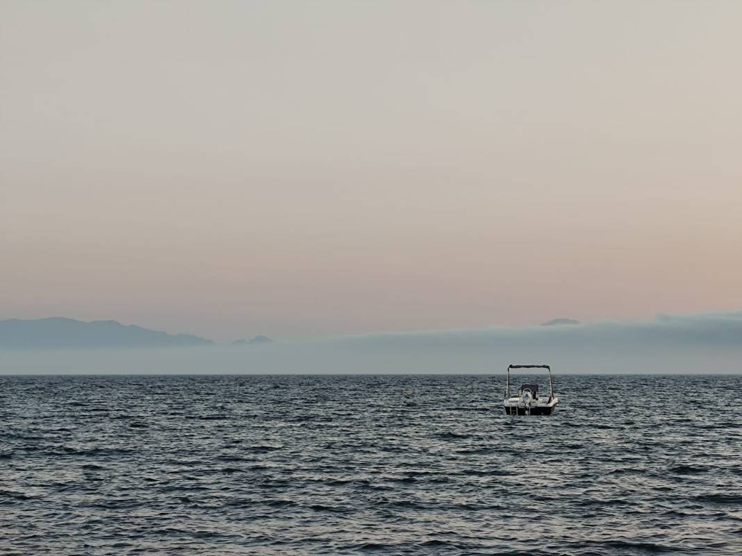 İzmir'de kafasını kaldıran şaşkına döndü! Seferihisar’dan büyüleyici manzara: Sisam Adası’nı gizemli bulutlar kapladı 3