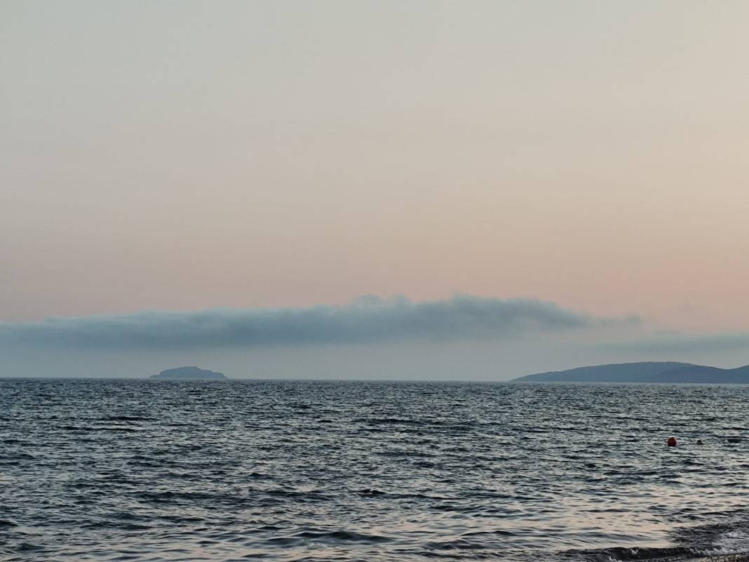 İzmir'de kafasını kaldıran şaşkına döndü! Seferihisar’dan büyüleyici manzara: Sisam Adası’nı gizemli bulutlar kapladı 6