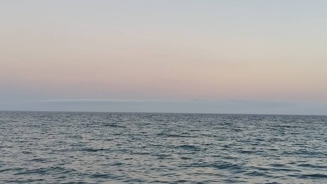 İzmir'de kafasını kaldıran şaşkına döndü! Seferihisar’dan büyüleyici manzara: Sisam Adası’nı gizemli bulutlar kapladı 1