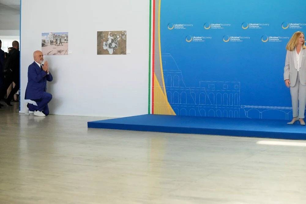Roma'daki Ukrayna Konferansı'nda dikkat çeken selamlaşma: Rama, Meloni'nin karşısında bir kez daha diz çöktü 2