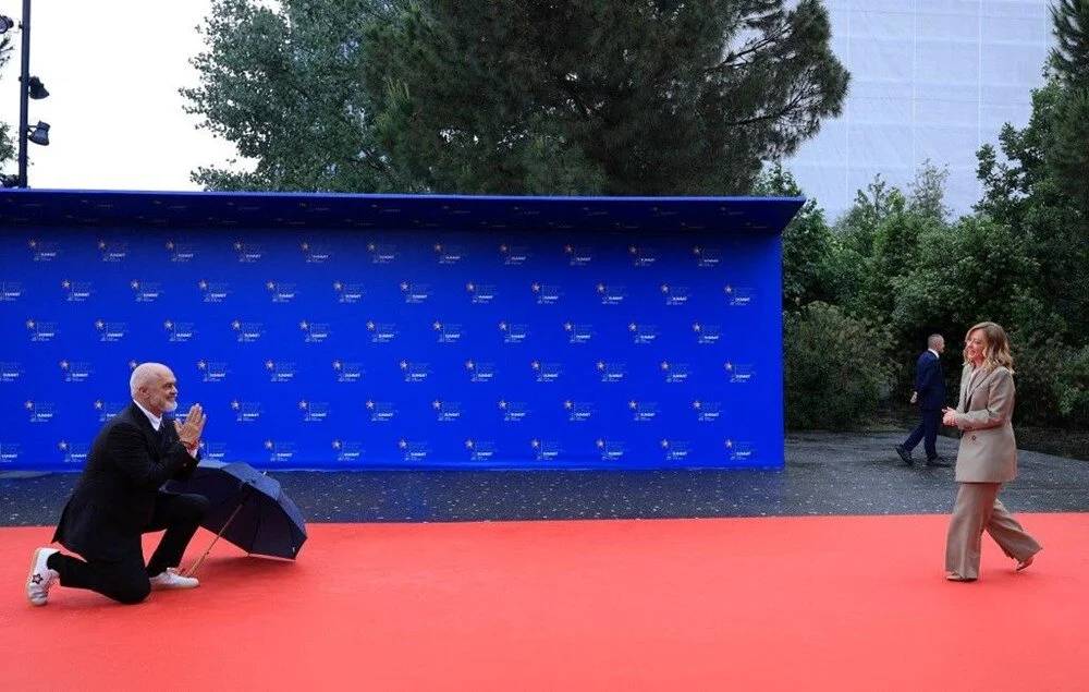 Roma'daki Ukrayna Konferansı'nda dikkat çeken selamlaşma: Rama, Meloni'nin karşısında bir kez daha diz çöktü 3