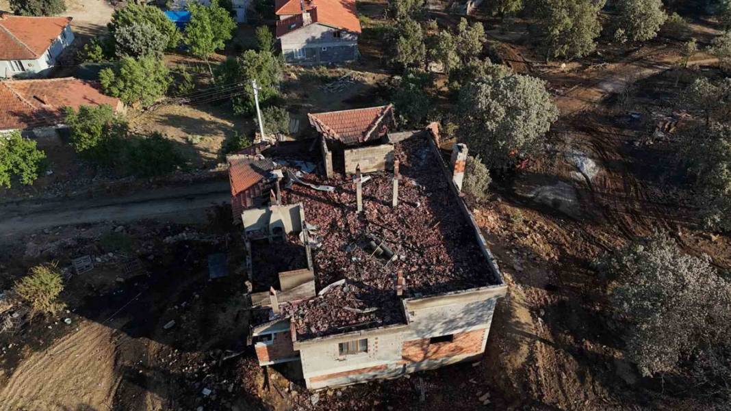 Uşak'taki orman yangını 2. gününde: Tahribat gün ışığıyla ortaya çıktı 1
