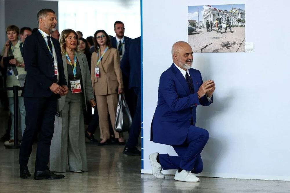 Roma'daki Ukrayna Konferansı'nda dikkat çeken selamlaşma: Rama, Meloni'nin karşısında bir kez daha diz çöktü 1