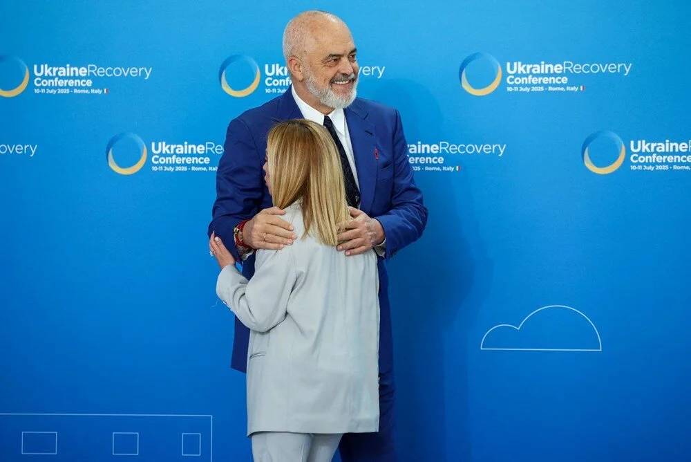 Roma'daki Ukrayna Konferansı'nda dikkat çeken selamlaşma: Rama, Meloni'nin karşısında bir kez daha diz çöktü 4