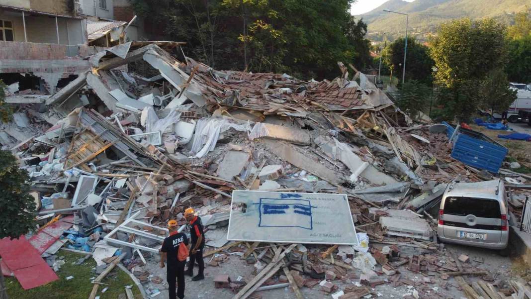 Sındırgı depreminde çöken bina sabahın ilk ışıkları ile havadan görüntülendi 1