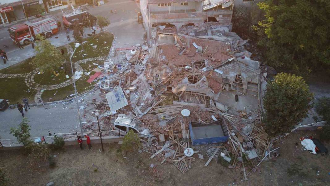 Sındırgı depreminde çöken bina sabahın ilk ışıkları ile havadan görüntülendi 5