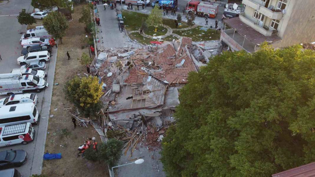 Sındırgı depreminde çöken bina sabahın ilk ışıkları ile havadan görüntülendi 4