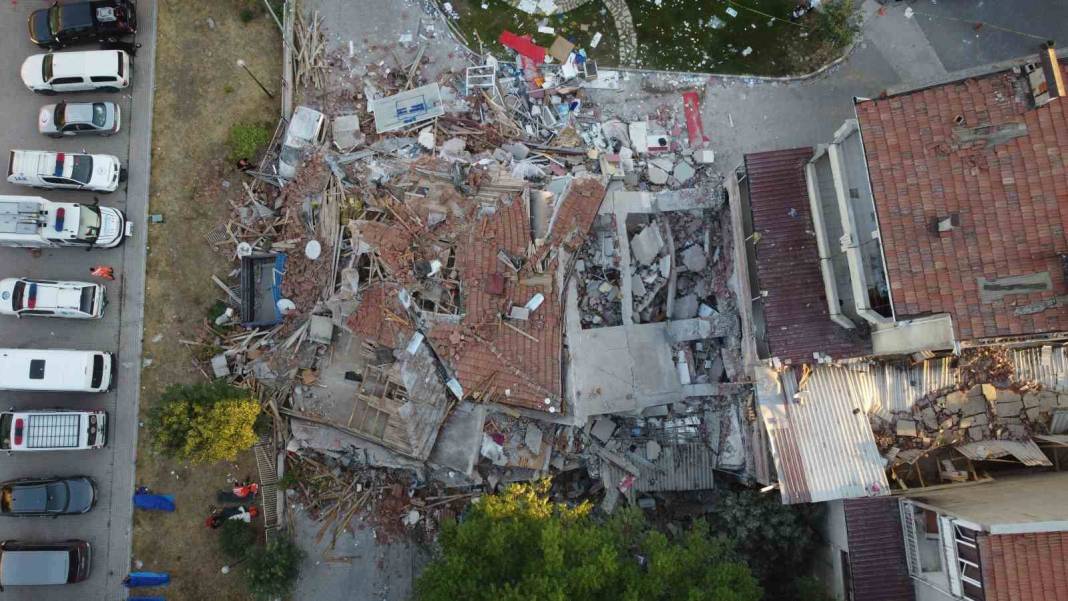 Sındırgı depreminde çöken bina sabahın ilk ışıkları ile havadan görüntülendi 3