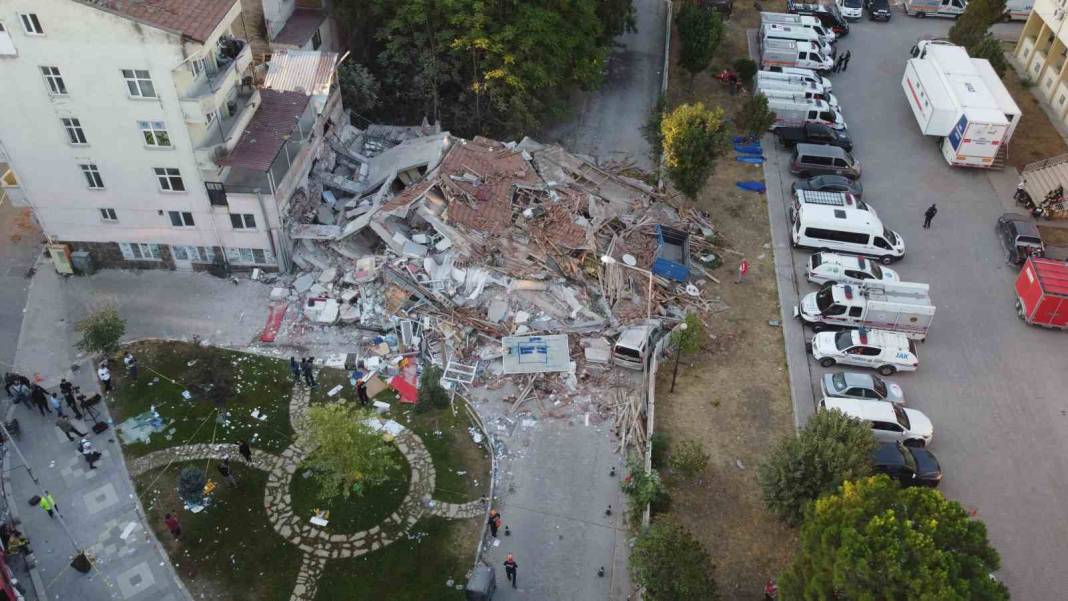 Sındırgı depreminde çöken bina sabahın ilk ışıkları ile havadan görüntülendi 2