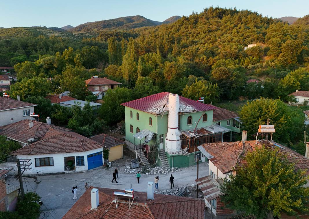 Sındırgı depreminde çöken bina sabahın ilk ışıkları ile havadan görüntülendi 6