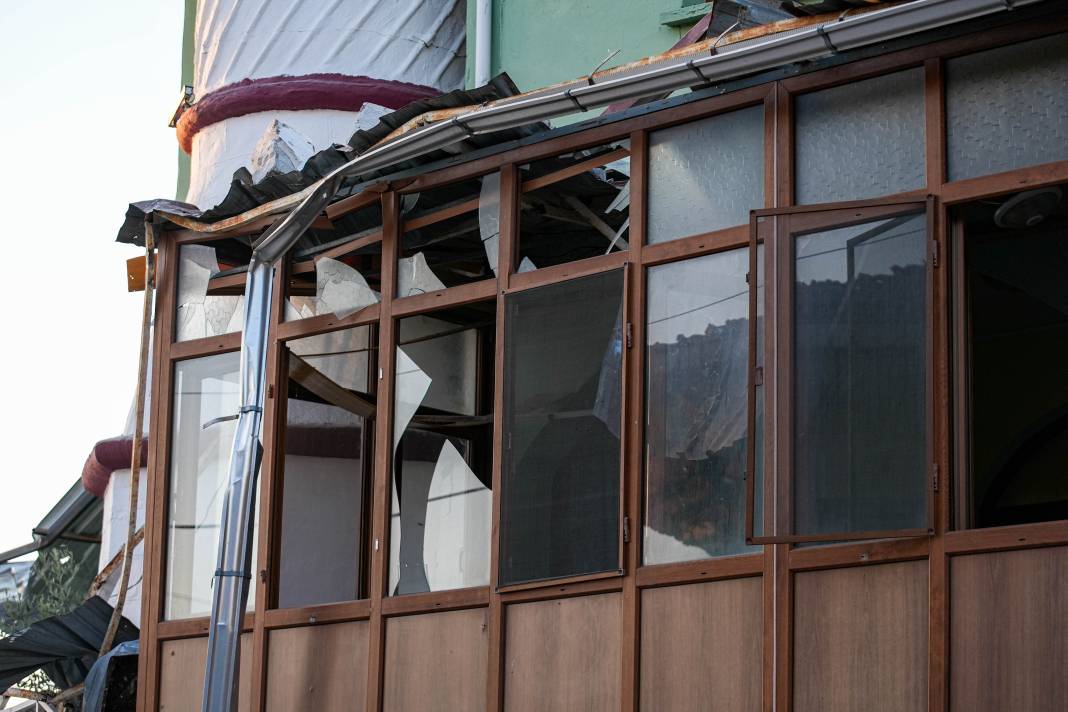 Sındırgı depreminde çöken bina sabahın ilk ışıkları ile havadan görüntülendi 8