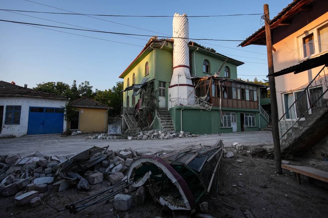 Sındırgı depreminde çöken bina sabahın ilk ışıkları ile havadan görüntülendi 7