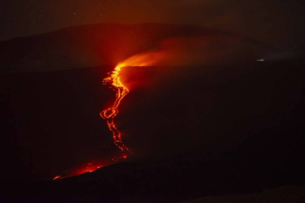 Etna Yanardağı yeniden lav ve kül püskürttü 8