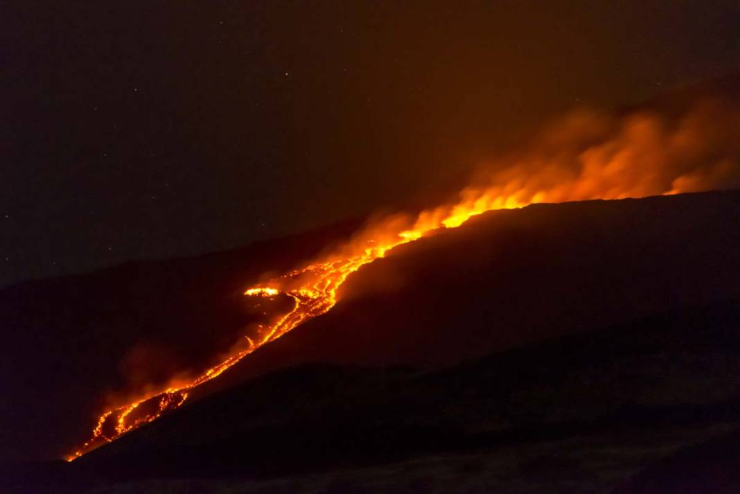 Etna Yanardağı yeniden lav ve kül püskürttü 2