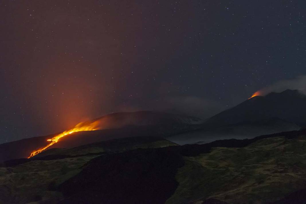 Etna Yanardağı yeniden lav ve kül püskürttü 1