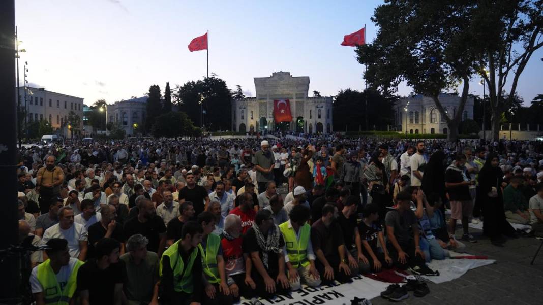İstanbul’da “Gazze’ye Umut Işığı Ol” yürüyüşü: Binlerce kişi İsrail’i protesto etti 14