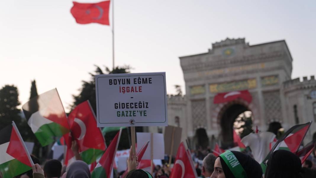 İstanbul’da “Gazze’ye Umut Işığı Ol” yürüyüşü: Binlerce kişi İsrail’i protesto etti 15