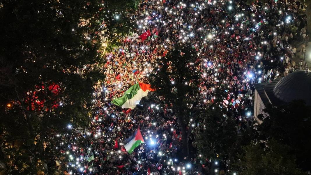 İstanbul’da “Gazze’ye Umut Işığı Ol” yürüyüşü: Binlerce kişi İsrail’i protesto etti 13