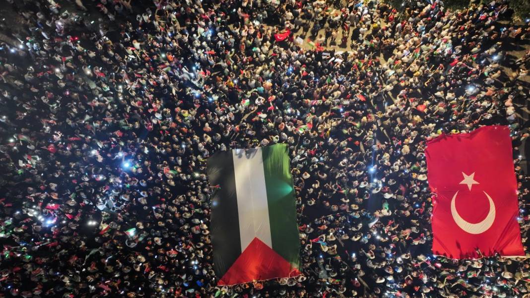 İstanbul’da “Gazze’ye Umut Işığı Ol” yürüyüşü: Binlerce kişi İsrail’i protesto etti 11