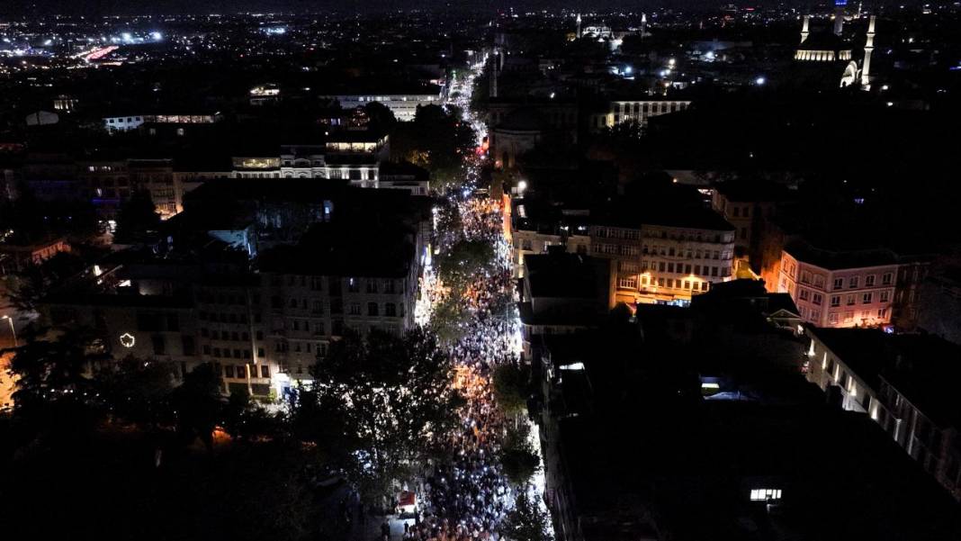 İstanbul’da “Gazze’ye Umut Işığı Ol” yürüyüşü: Binlerce kişi İsrail’i protesto etti 9