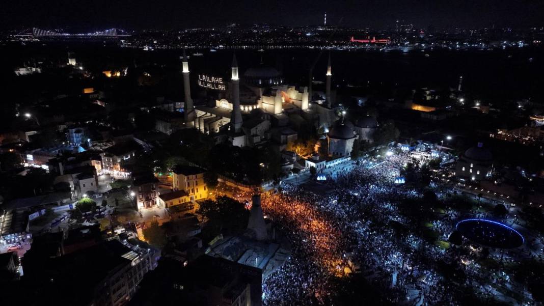 İstanbul’da “Gazze’ye Umut Işığı Ol” yürüyüşü: Binlerce kişi İsrail’i protesto etti 8
