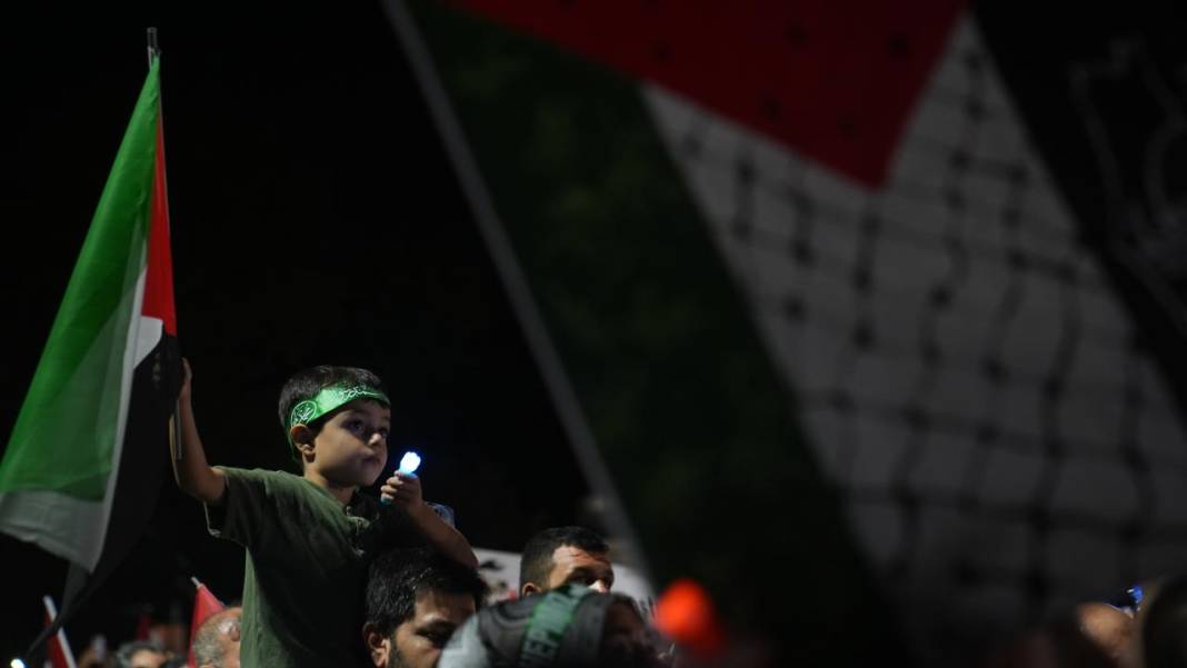 İstanbul’da “Gazze’ye Umut Işığı Ol” yürüyüşü: Binlerce kişi İsrail’i protesto etti 7