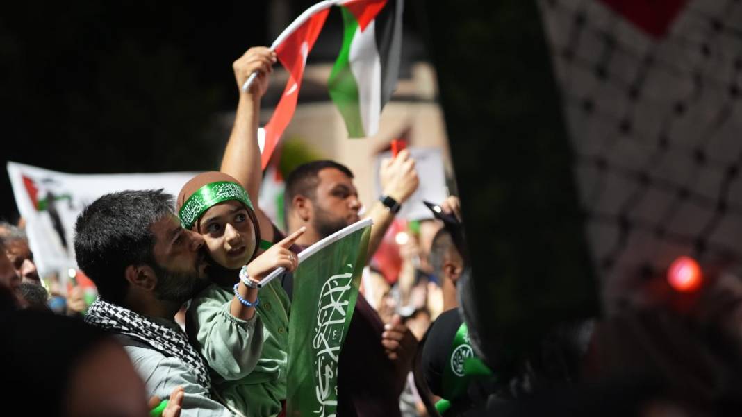 İstanbul’da “Gazze’ye Umut Işığı Ol” yürüyüşü: Binlerce kişi İsrail’i protesto etti 4