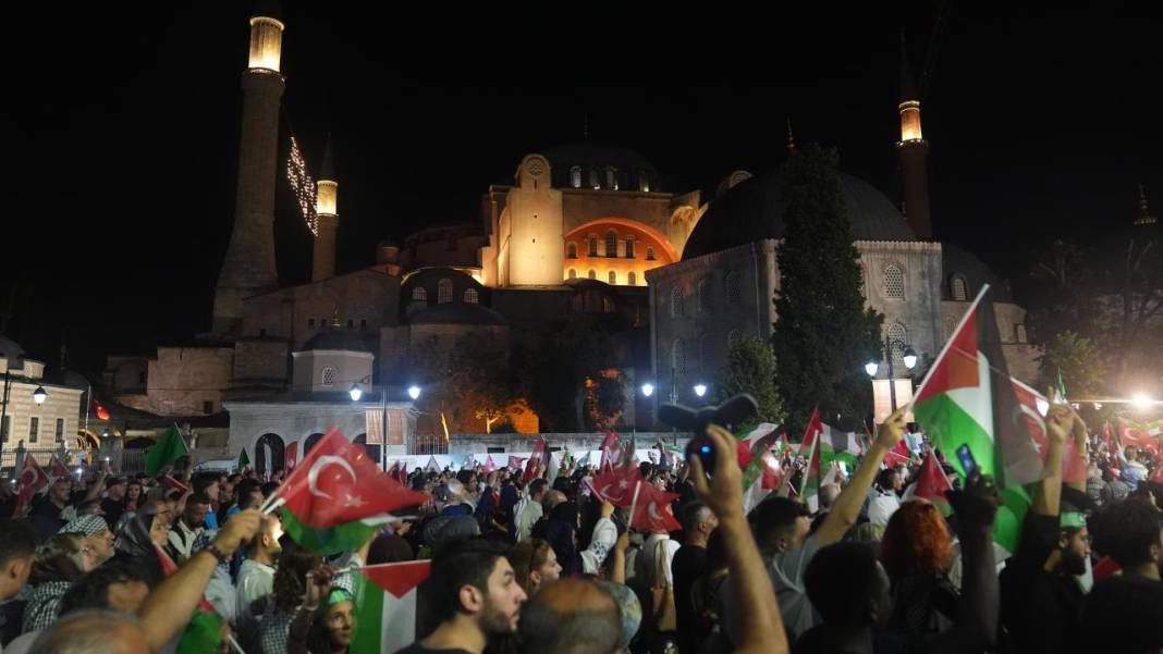 İstanbul’da “Gazze’ye Umut Işığı Ol” yürüyüşü: Binlerce kişi İsrail’i protesto etti 3