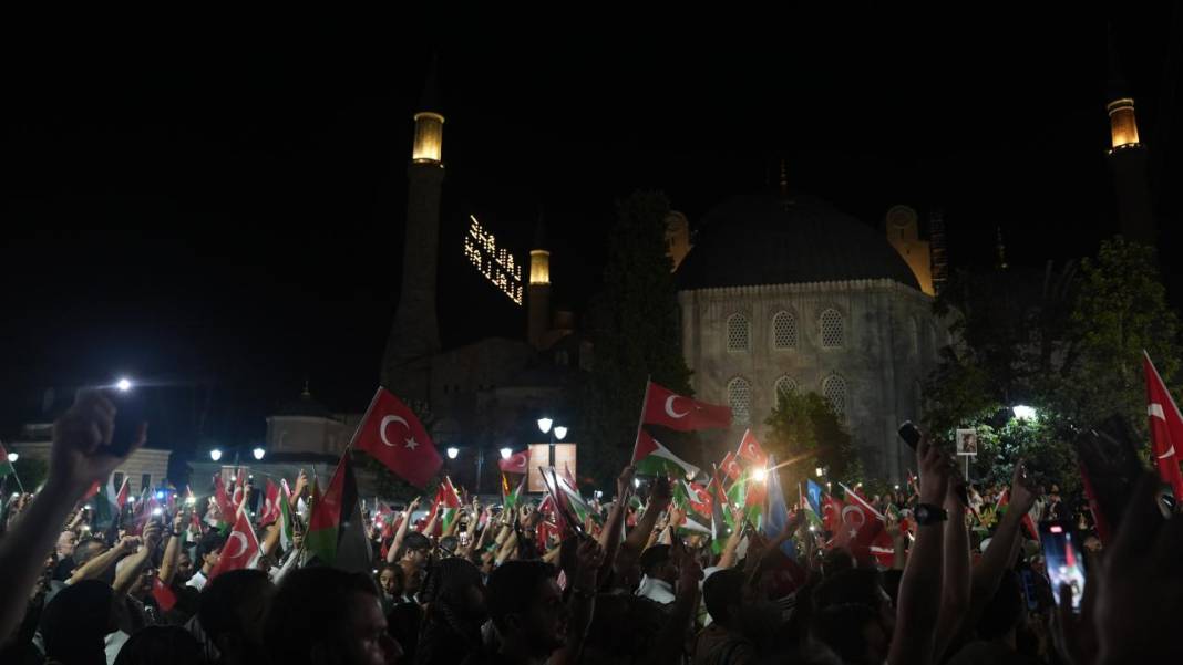 İstanbul’da “Gazze’ye Umut Işığı Ol” yürüyüşü: Binlerce kişi İsrail’i protesto etti 2