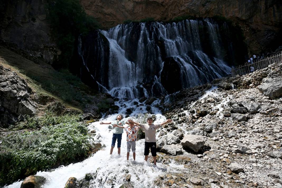 Kavurucu sıcaklarda cennetten köşe! Her adımına değiyor: Kapuzbaşı Şelaleleri resmen doğal klima 4