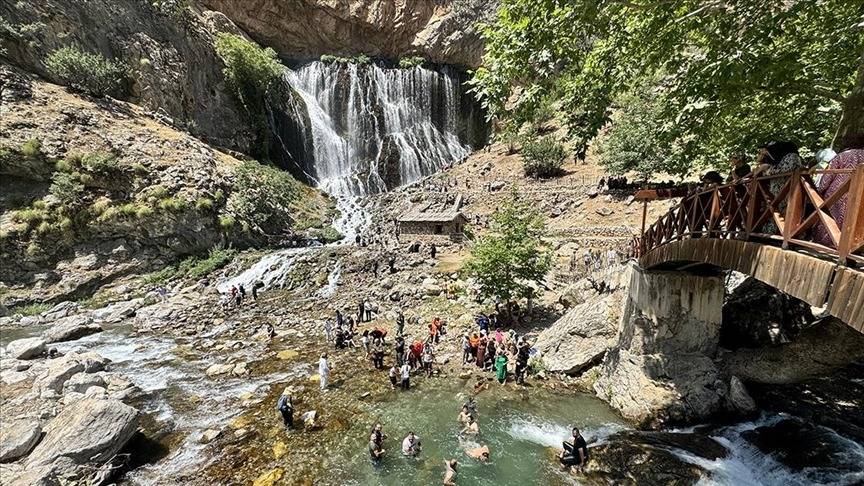 Kavurucu sıcaklarda cennetten köşe! Her adımına değiyor: Kapuzbaşı Şelaleleri resmen doğal klima 6