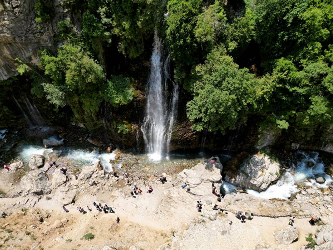Kavurucu sıcaklarda cennetten köşe! Her adımına değiyor: Kapuzbaşı Şelaleleri resmen doğal klima 3