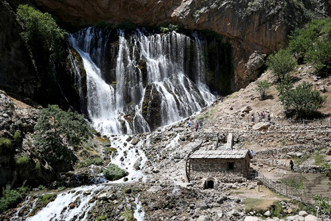 Kavurucu sıcaklarda cennetten köşe! Her adımına değiyor: Kapuzbaşı Şelaleleri resmen doğal klima 5