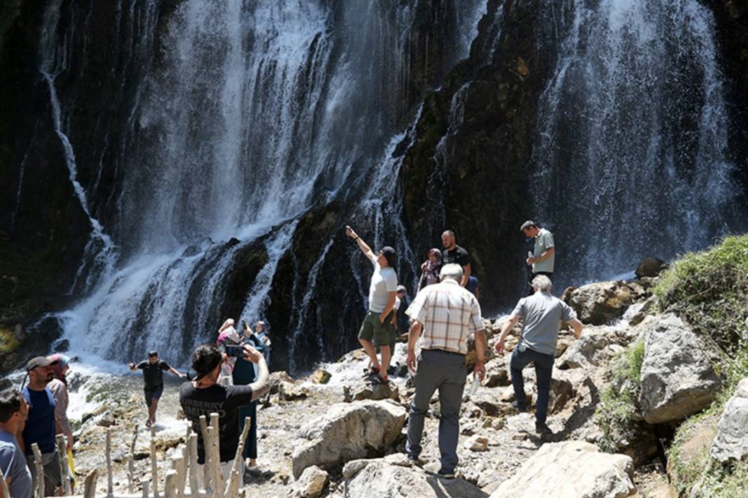 Kavurucu sıcaklarda cennetten köşe! Her adımına değiyor: Kapuzbaşı Şelaleleri resmen doğal klima 1